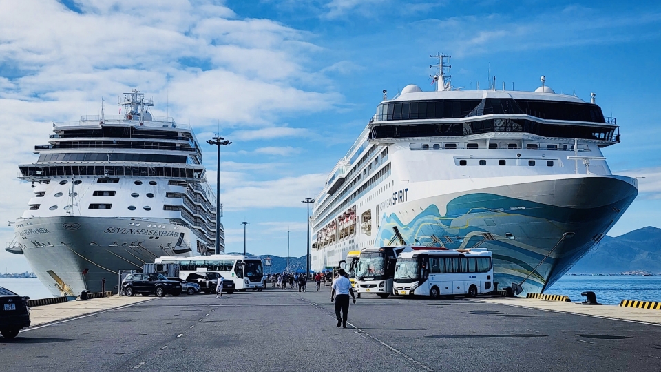 Two cruise ships bring nearly 2,900 foreign tourists to Khanh Hoa